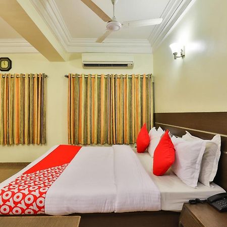 Oyo 17117 Hotel Rainbow Vadodara Exterior foto