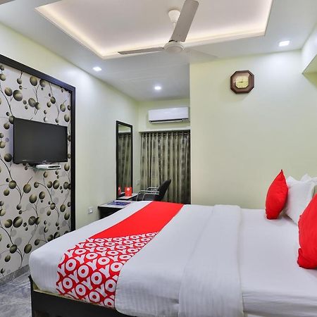 Oyo 17117 Hotel Rainbow Vadodara Exterior foto