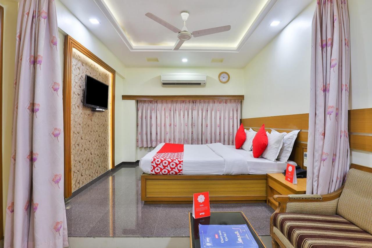 Oyo 17117 Hotel Rainbow Vadodara Exterior foto